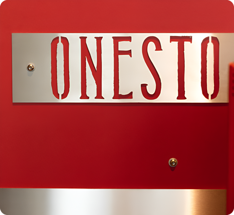 Logo in Gold auf Rot von Onesto